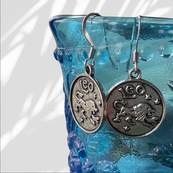 ⭐️♌️🦁 Leo zodiac dainty fishhook drop circle earrings - Picture 2 of 7
